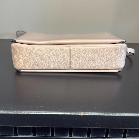 Michael Kors Cream Gold Crossbody Bag with Sleek Design - Picture 5 of 9